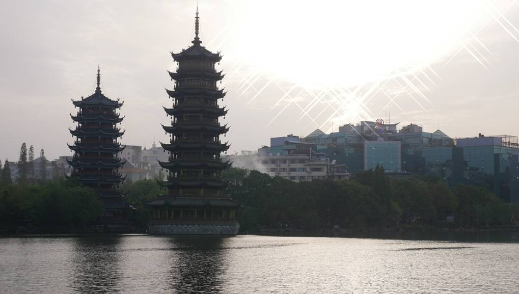 丁彦雨航桂林旅游！大口吃肉痛快喝酒，新女友好漂亮，神似江疏影