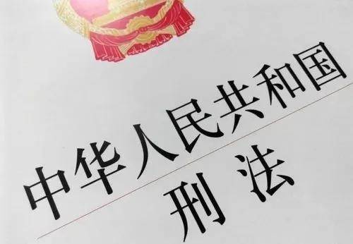 2021年，27岁女子海南旅游结识“假军官”，被骗财骗色