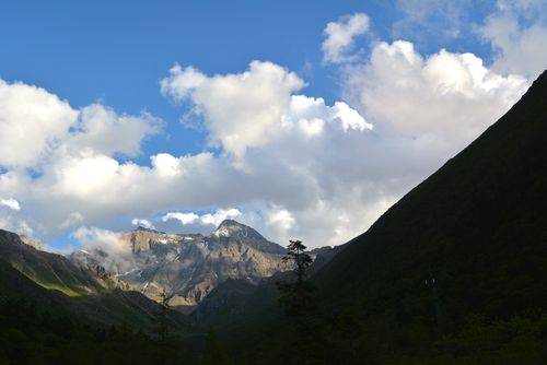 去四川旅游一周报团需要多少钱？去四川旅游5天报团需要多少钱